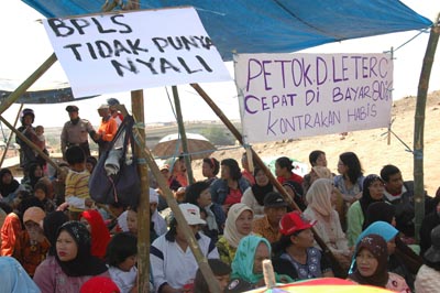 Korban lumpur Lapindo memrotes ketidakberdayaan Pemerintah.