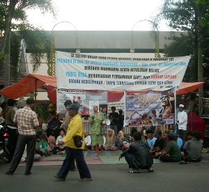 Korban Lapindo Dihadang Demo SBY